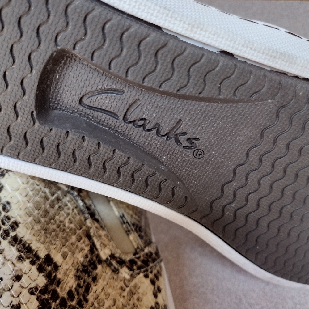 Clarks Pawley Bliss Sneakers Sz 7 Taupe Snakeskin Cushioned Slip-on - Picture 6 of 6